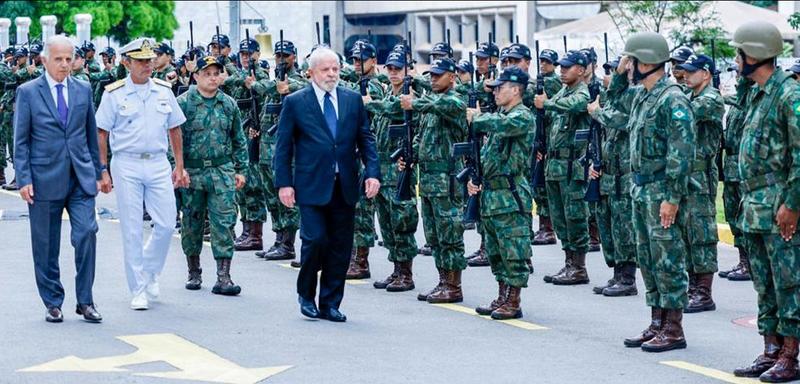 Militares pressionam Lula a encerrar a crise com os EUA