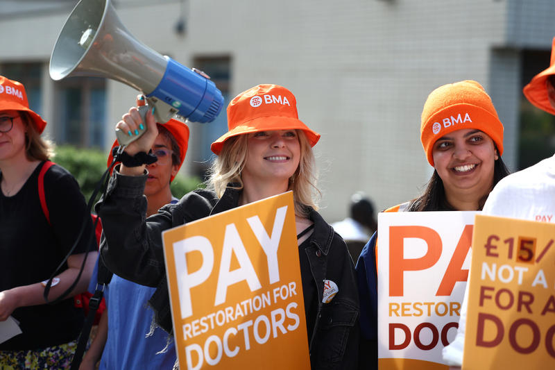Strikes / I work in the NHS: the government cannot accept doctors’ pay demands
