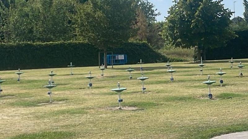 Maxi-furto di ombrelloni: la banda delle piscine colpisce anche ad Altedo