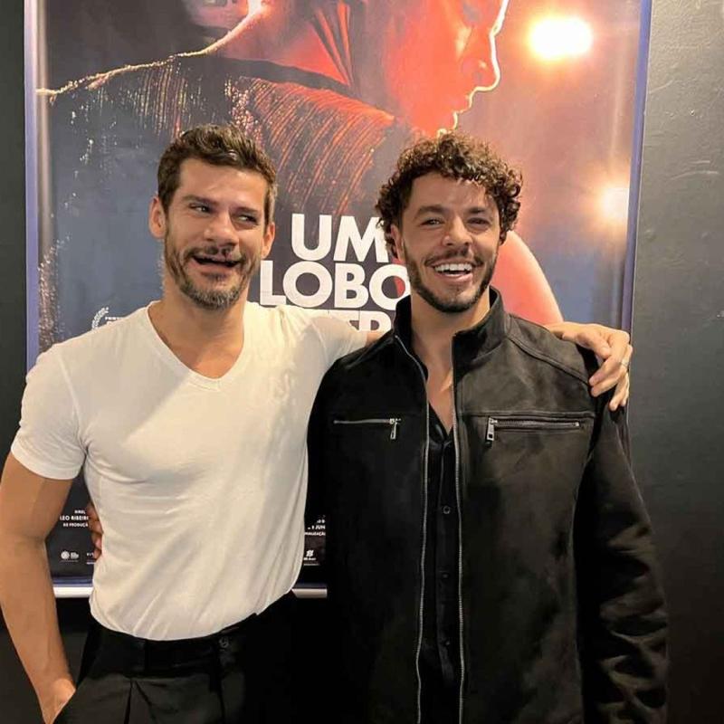 Ator mineiro reúne amigos em pré-estreia de longa sobre bailarino carioca