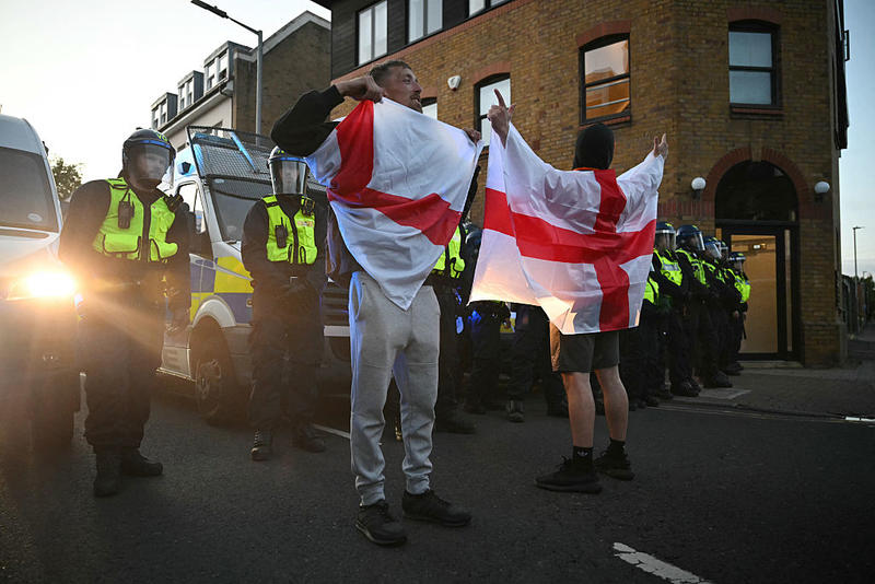 Migrant relocation rumours spark Canary Wharf protest