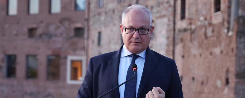 Roberto Gualtieri, il sindaco di Roma compra casa agli abusivi coi soldi del comune