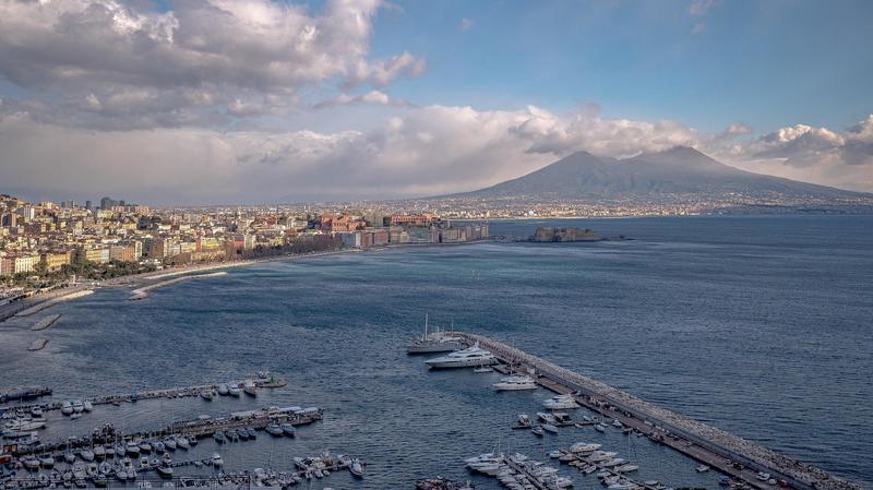 A Napoli l’evasione fiscale “non esiste”: il Comune incassa solo 700 euro dalla caccia ai furbetti delle tasse (ma c’è chi fa peggio)