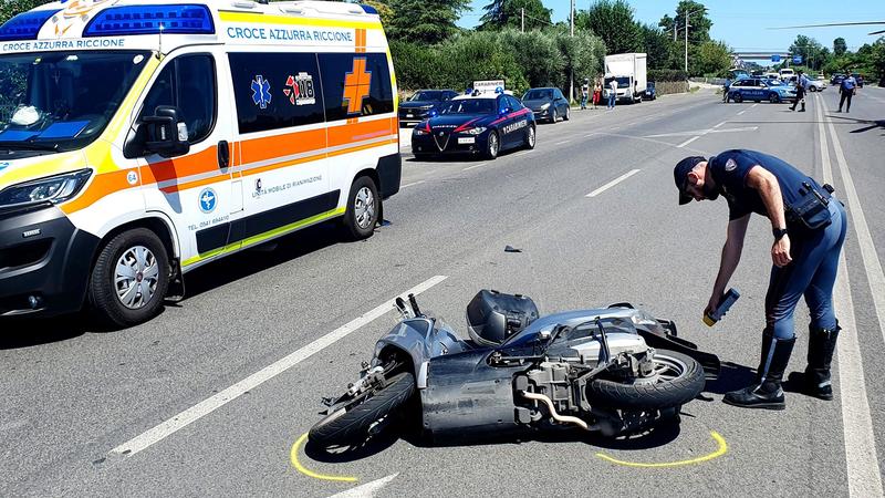 Travolto in scooter da un’auto: rischia l’amputazione del braccio