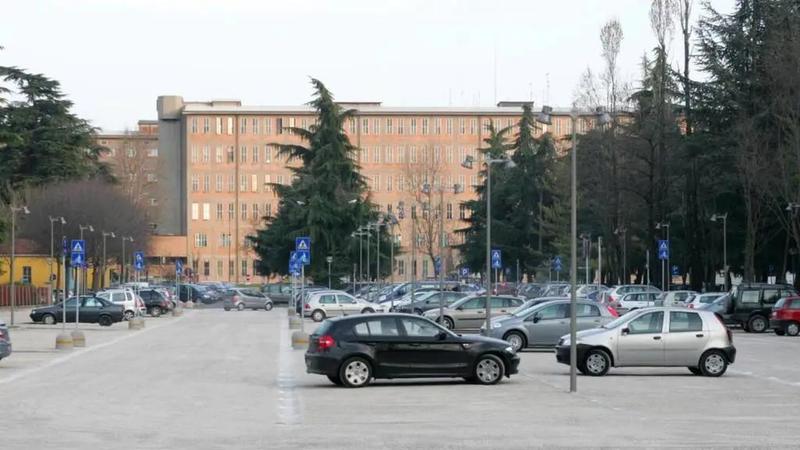 Nuovi parcheggi e tariffe gratis: come cambia la sosta all’ospedale di Reggio Emilia