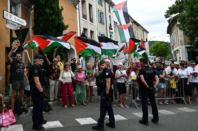 Anti-Israel activists protest Israeli team at Tour de France, call for ban