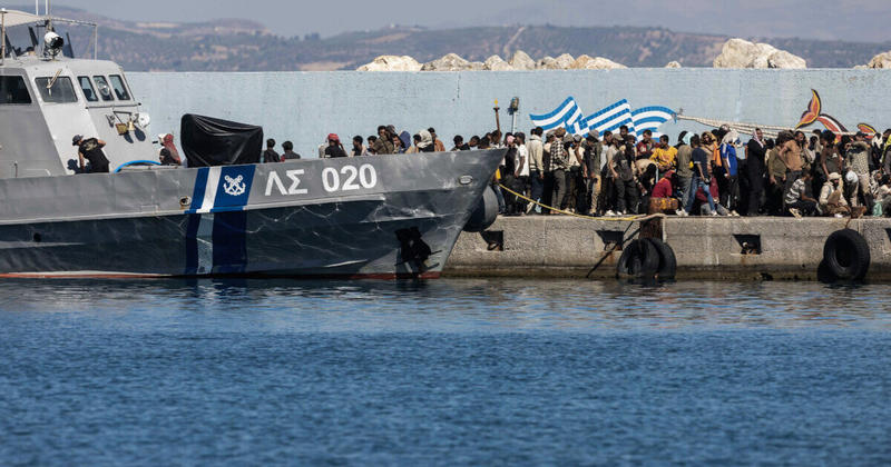 Χειροπέδες σε έναν ανήλικο για τους 40 μετανάστες στους Καλούς Λιμένες