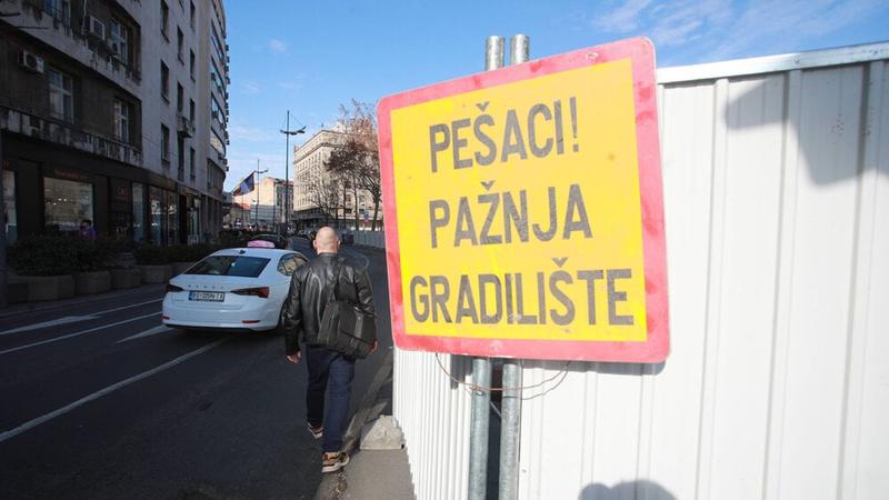 Cigle sa gradilišta u Nišu pale na automobil, nema povređenih
