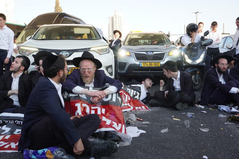 Haredi protesters block roads in Jerusalem, elsewhere to protest arrest of draft-dodgers