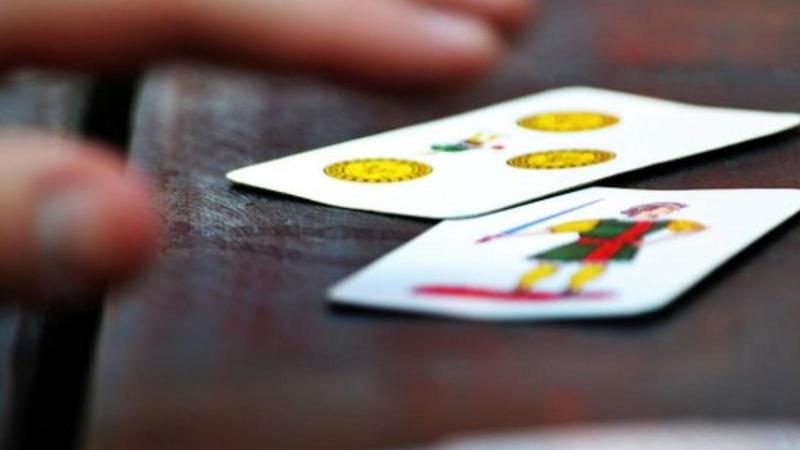 Partita a scopa con pugno in faccia: rotta la dentiera a un 97enne. E il centro anziani viene chiuso