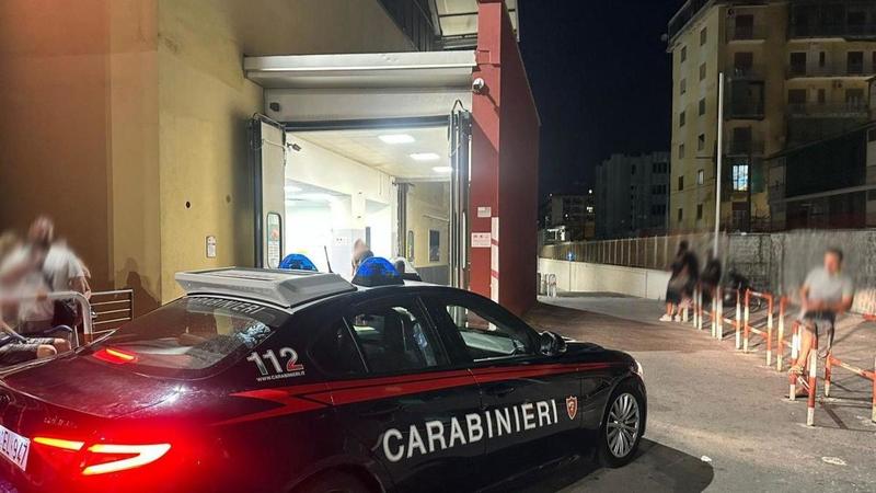 Stanco dell'attesa per la visita alla moglie danneggia vetrata del triage dell'ospedaleÂ e aggredisce i vigilantes