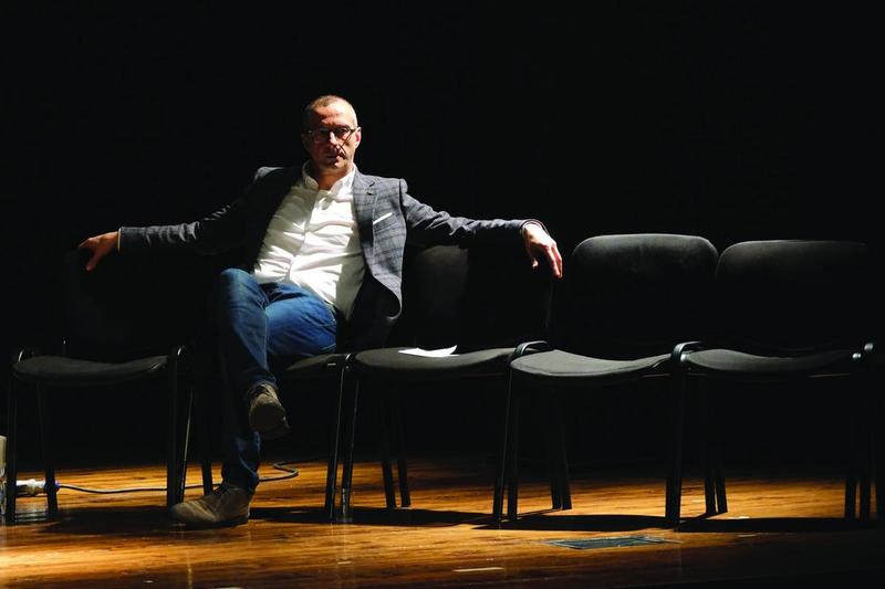 Ricci (per ora) non cede, Renzi: «Resista»