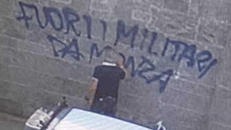 Arengario sfregiato con il graffito anti-militari: indagati tre attivisti del Boccaccio