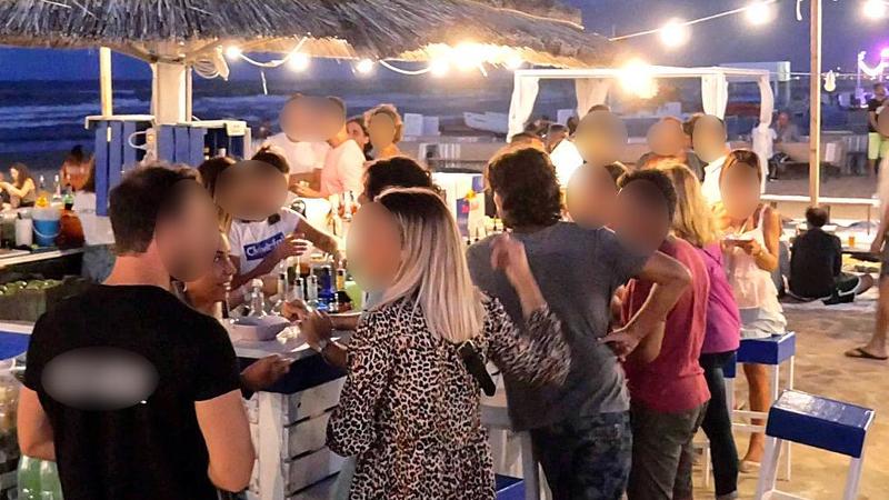 Chiringuito nel mirino. Feste, balli abusivi e musica oltre i limiti: 'stangati' tre chioschi