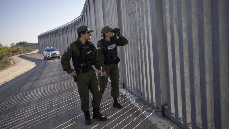 Flug in die Hoffnung: Geflüchtete tricksen Schengen aus