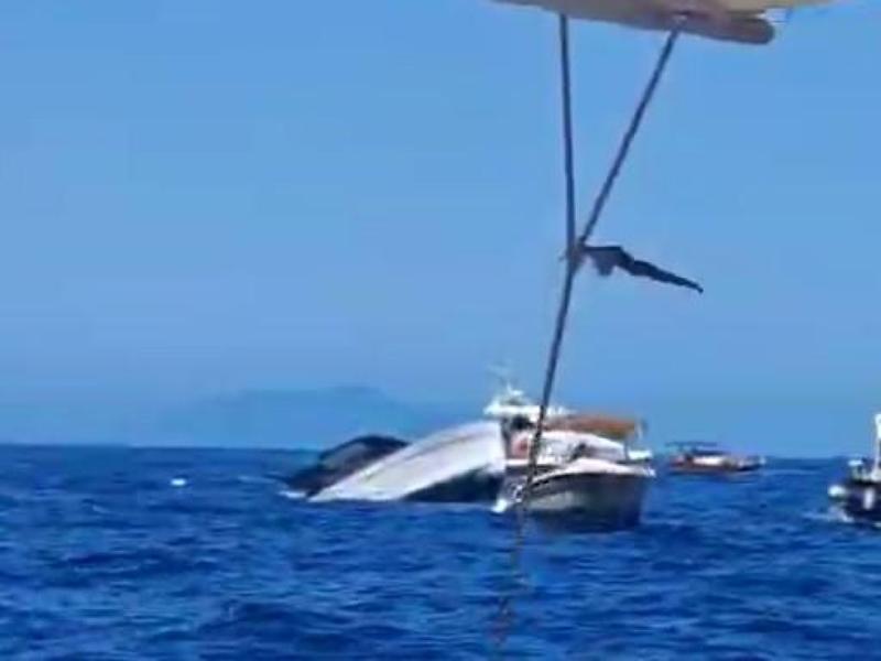 Capri, gozzo a noleggio affonda davanti alla Grotta azzurra: due persone a bordo salvate da un'altra barca VD