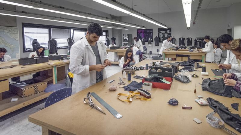 Da Kiton cosÃ¬ si diventa sarti:Â  Miranda dall'Argentina, eÂ Tobia e Flora,Â che hanno lasciato gli studiÂ di Ingegneria