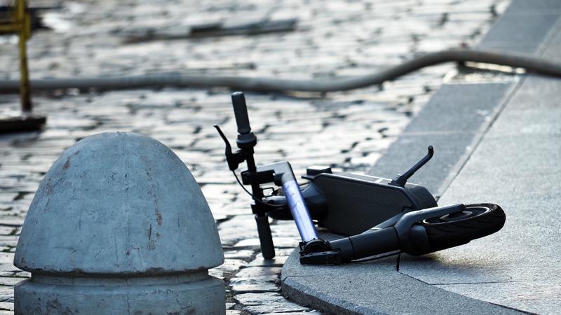 Incidente in monopattino, 55enne in condizioni gravissime
