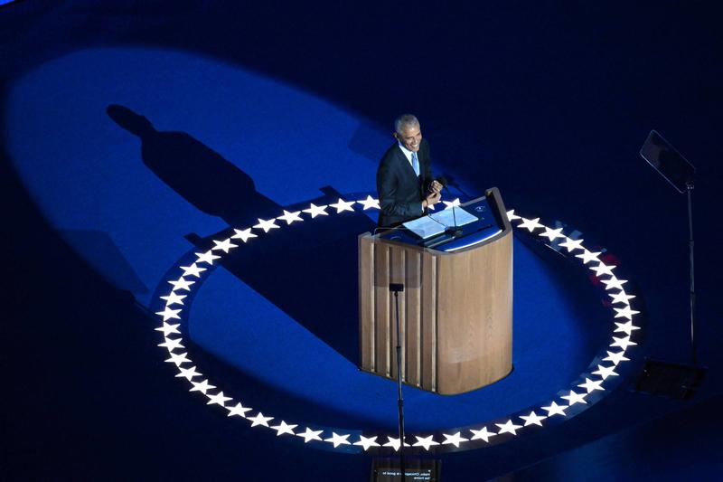 Mais popular político americano, Barack Obama toma distância do drama nacional