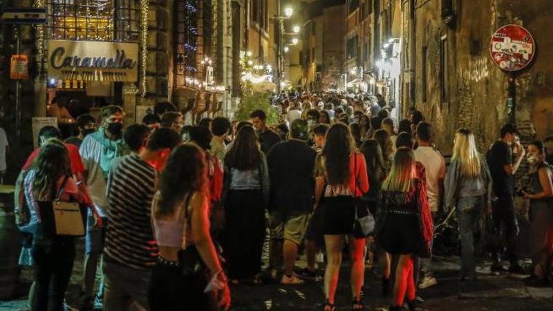 Movida, il piano della Giunta:divieto vendita alcoliciÂ da asporto dopo le 22 e stopalla musica a mezzanotte