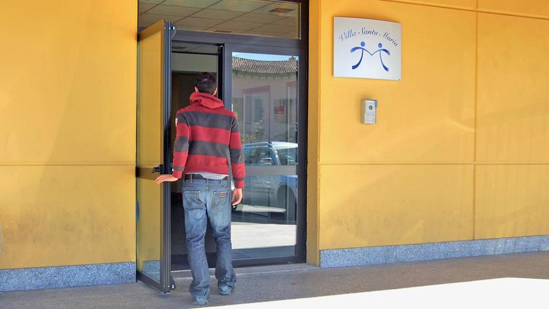 Tavernerio, indagini chiuse per 14 operatori sociosanitari di Villa Santa Maria accusati di maltrattamenti ai bambini disabili