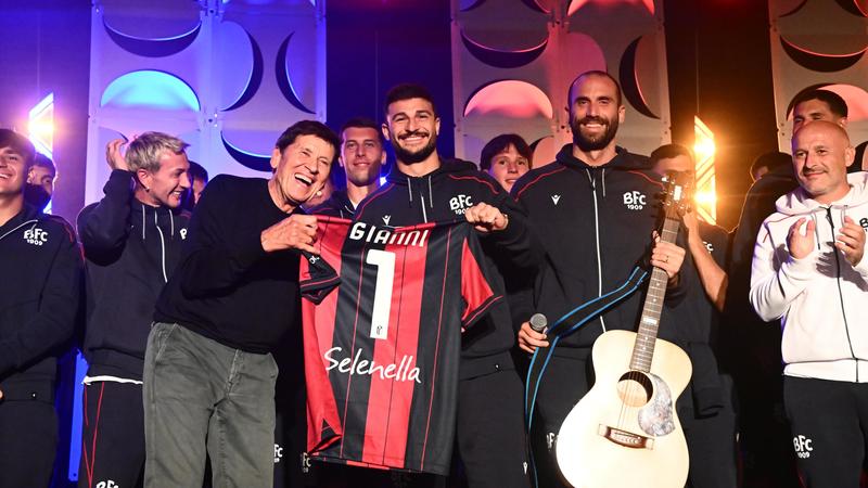 Gianni Morandi strega Valles: “Da lassù Lucio ci guarda”