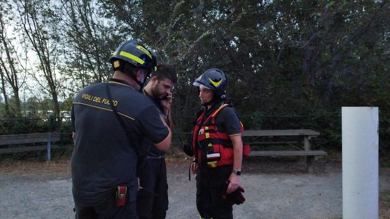 Scivola in acqua e scompare: a vuoto le ricerche del 16enne. Il padre l’ha visto trascinato dalla corrente