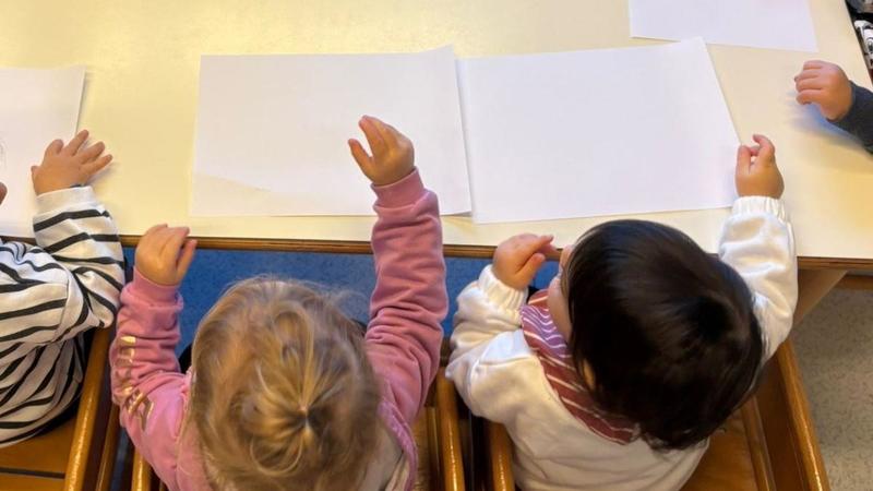 Mamma picchia due educatrici della scuola di infanzia dei figli: aggressione choc