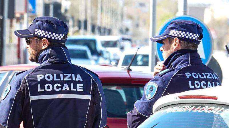 Quando il verbale si fa salato. Insulta i vigili dopo la multa, pagherà 750 euro agli agenti