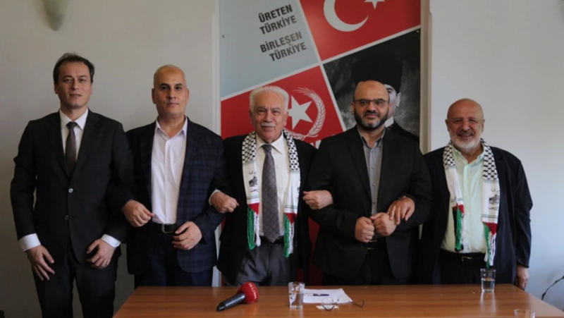 Filistin kefiyesi hâlâ solun omzunda