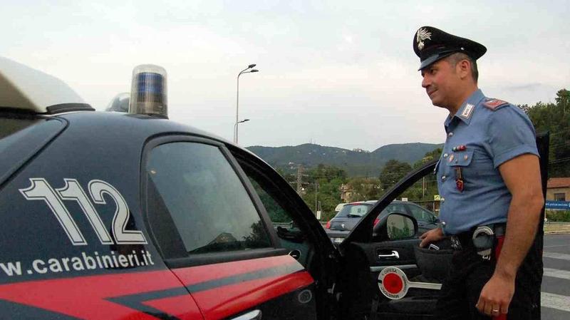 Schiaffi, pugni e minacce alla compagna e alla figlia minorenne: scatta il divieto di avvicinamento