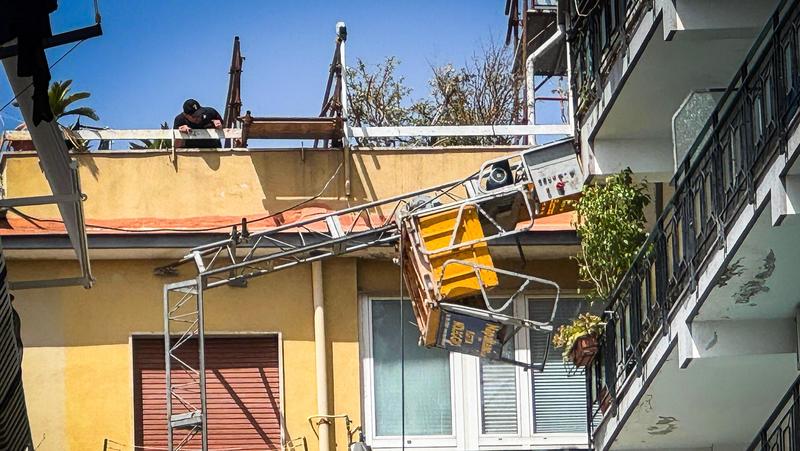 Napoli, morti tre operai. Crolla il ponteggio mobile: precipitati dal sesto piano