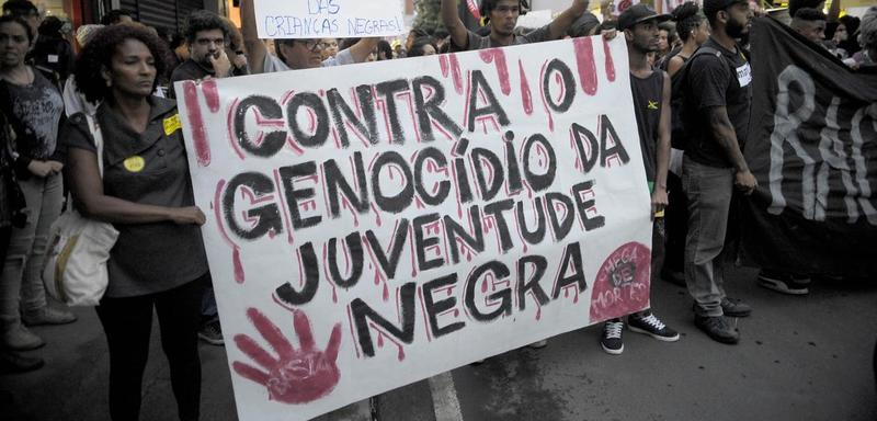 Mais de um século após o fim da escravidão, violência contra pobres e pretos ainda envergonha o país