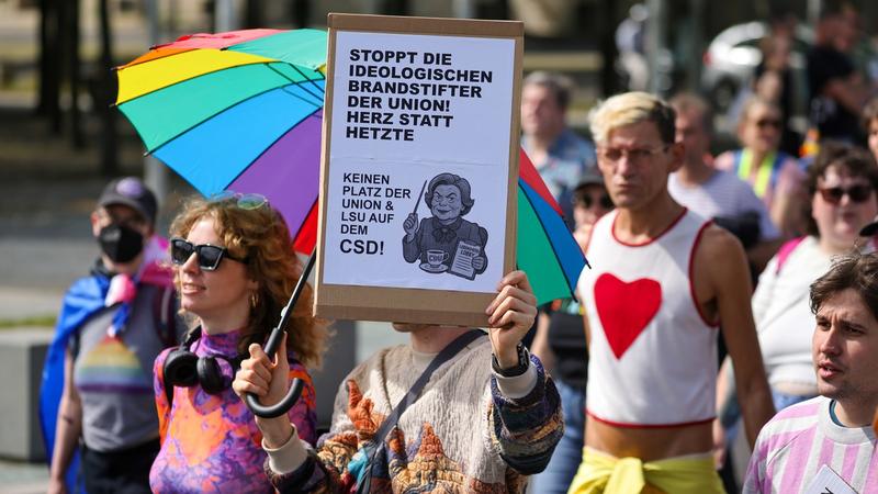 Regenbogen nein, AfD-Kornblumen ja: Julia Klöckner folgt rechtem Kulturkampf