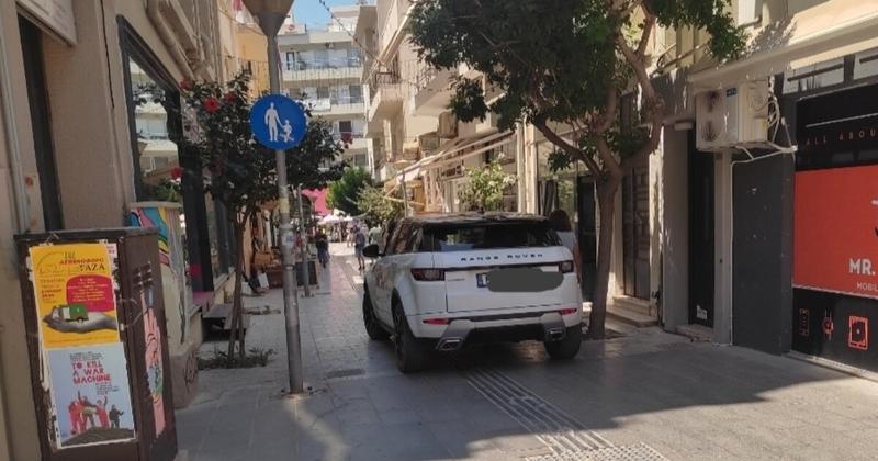 Καθημερινό παράνομο παρκάρισμα σε πεζόδρομο