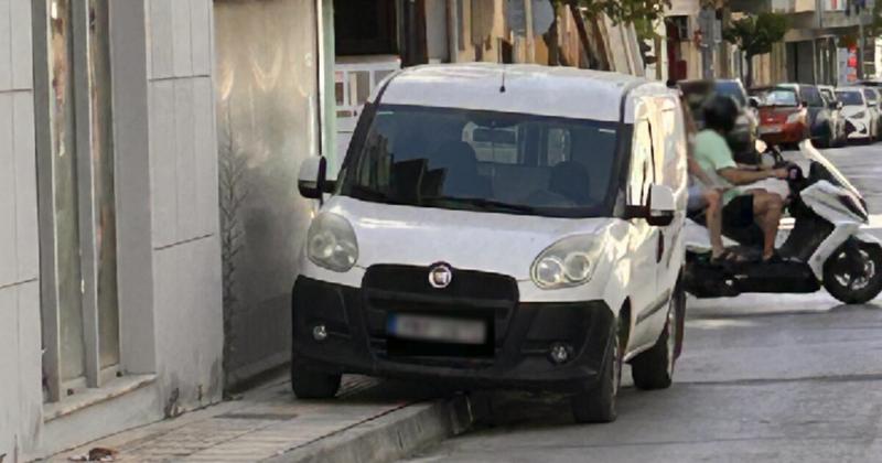 Παράνομη στάθμευση πάνω στο πεζοδρόμιο