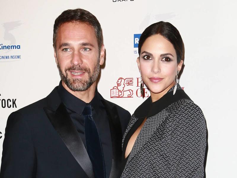 La scintilla sul set, i paparazzi, le due figlie, il tradimento: è finita la storia d'amore tra Raoul Bova e Rocio Munoz Morales