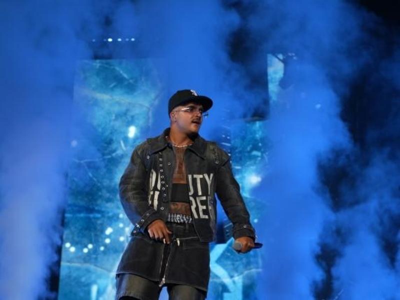 Geolier, show in volo sul pubblico di Agnano: Â«Penso sia importante essere qui adessoÂ Le scosse? Quelle forti mi fanno spaventareÂ»