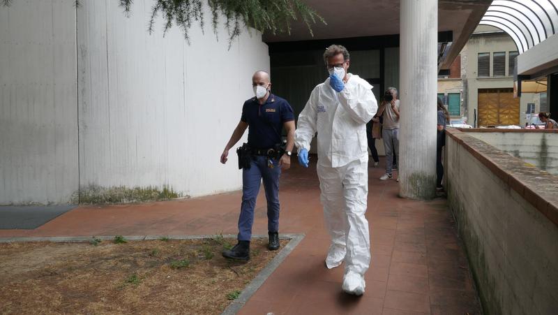 Giallo nel residence a Prato: bancario morto, nella stessa stanza un altro uomo ferito. Trovato un biglietto
