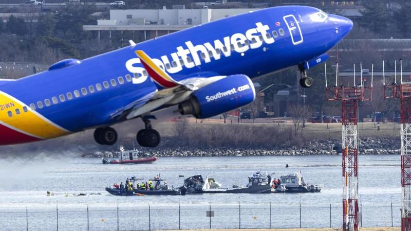 Collisione sfiorata tra aereo di linea e un caccia. È la seconda volta in pochi giorni: cosa sta succedendo nei cieli Usa?