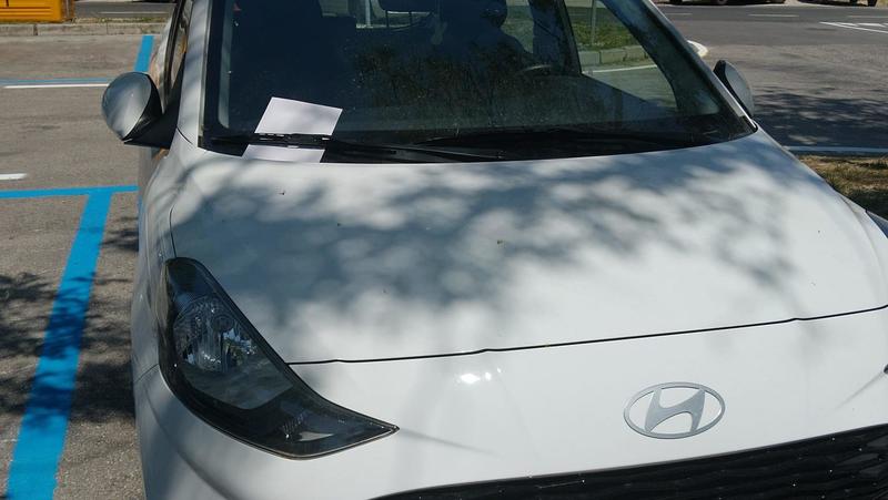 Parcheggio diventa blu mentre lui è in vacanza: multa