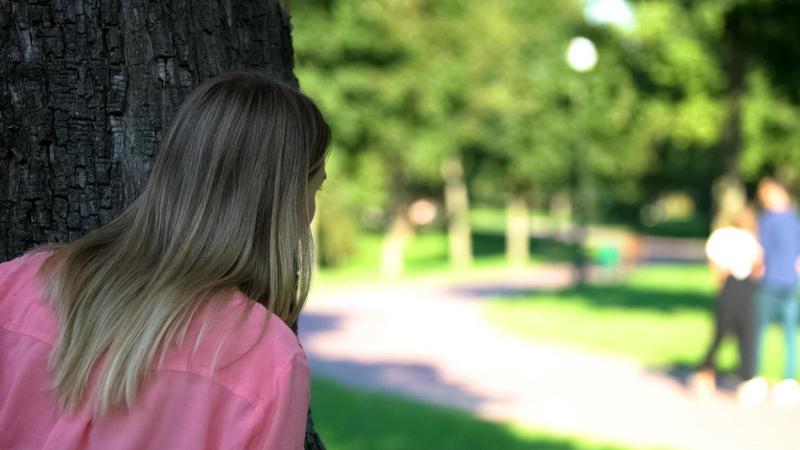 Moglie tradita fa assolvere il marito: “L’amante ha perseguito entrambi”