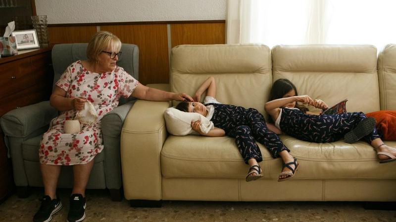 La mitad de los abuelos cuida de los nietos de forma habitual: 