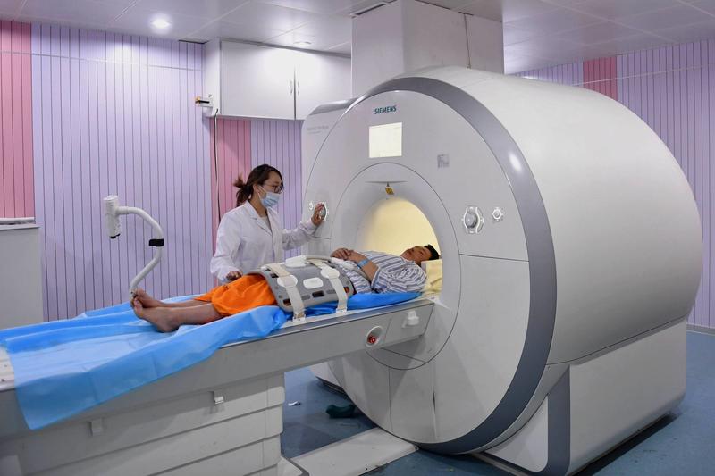 A máquina que enxerga por dentro e a força invisível que move metais