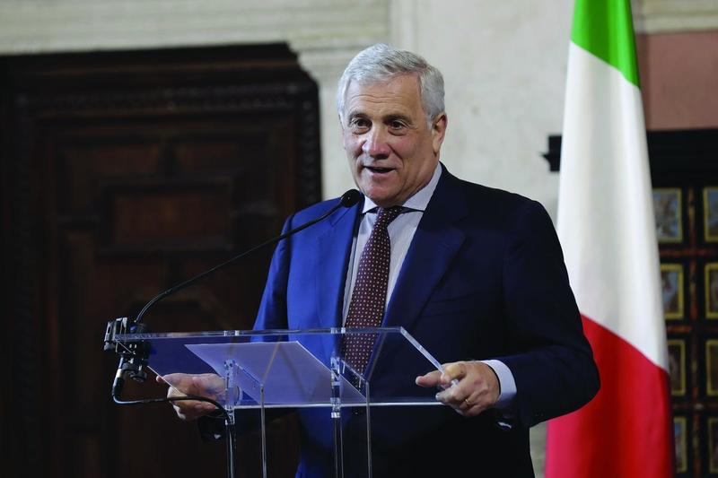 Tajani cerca di accontentare Pier Silvio Berlusconi: «In Forza Italia non c’è spazio per i “signori delle tessere”»