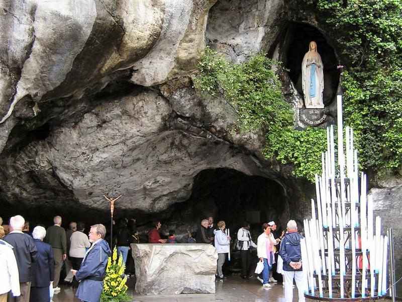 Guarita da sclerosi dopo un bagno a Lourdes. I medici si arrendono: 