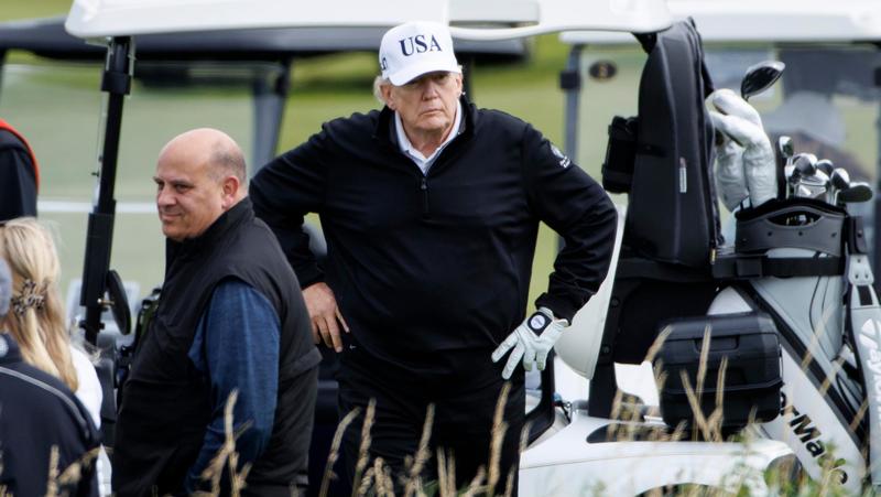 Foto e video fake di Trump ed Epstein invadono i social: già milioni di visualizzazioni