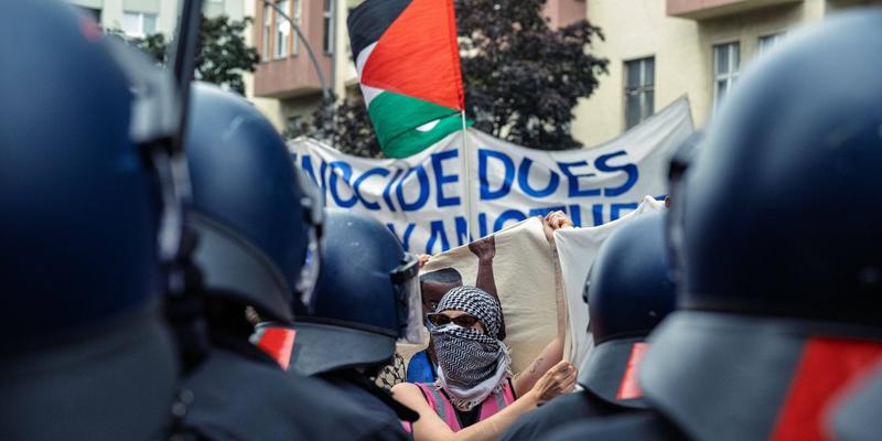 Angriffe und Antisemitismus: Polizei löst Queer Pride in Berlin auf