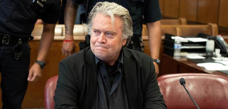 Steve Bannon sopra maldades no ouvido de Donald Trump