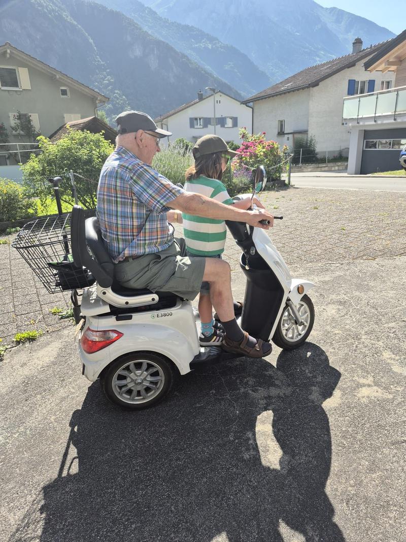 Der 91-Jährige Chauffeur und seine 5-Jährige Beifahrerin: Auf Spritztour mit dem Urgrossdädi